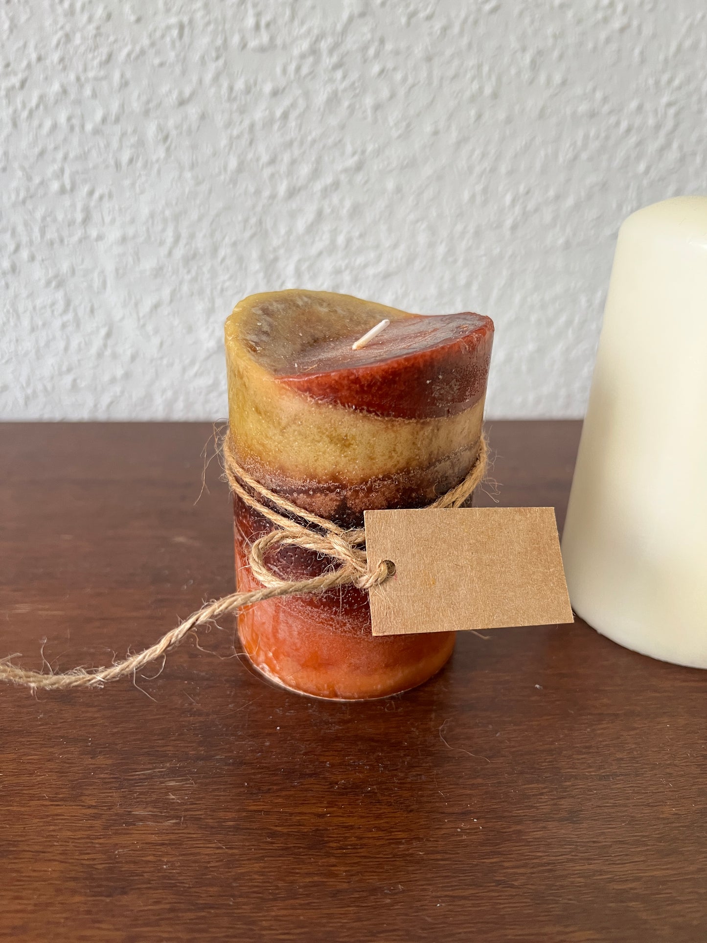 Rustikale Stumpenkerze Duftkerze Zimt myHome in Orange-Braun mit Struktur und Bastband Vintage 80er/90er