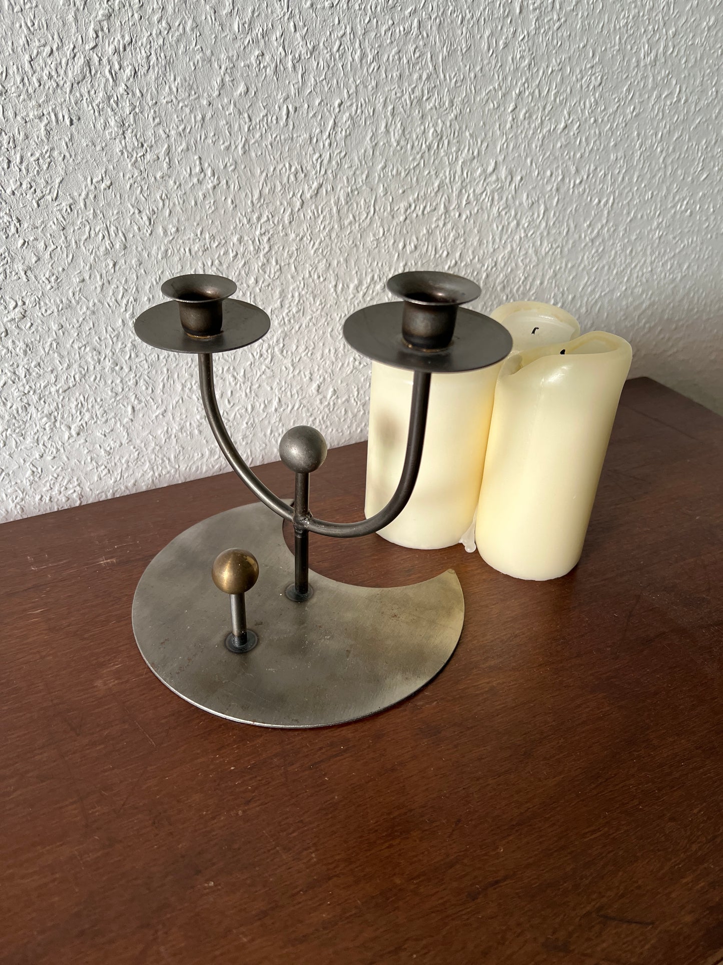 2-Armiger Kerzenständer Memphis Milano Halter Mond Kugeln Metall Messing Schwarz Grau 80er Vintage MCM Postmodern