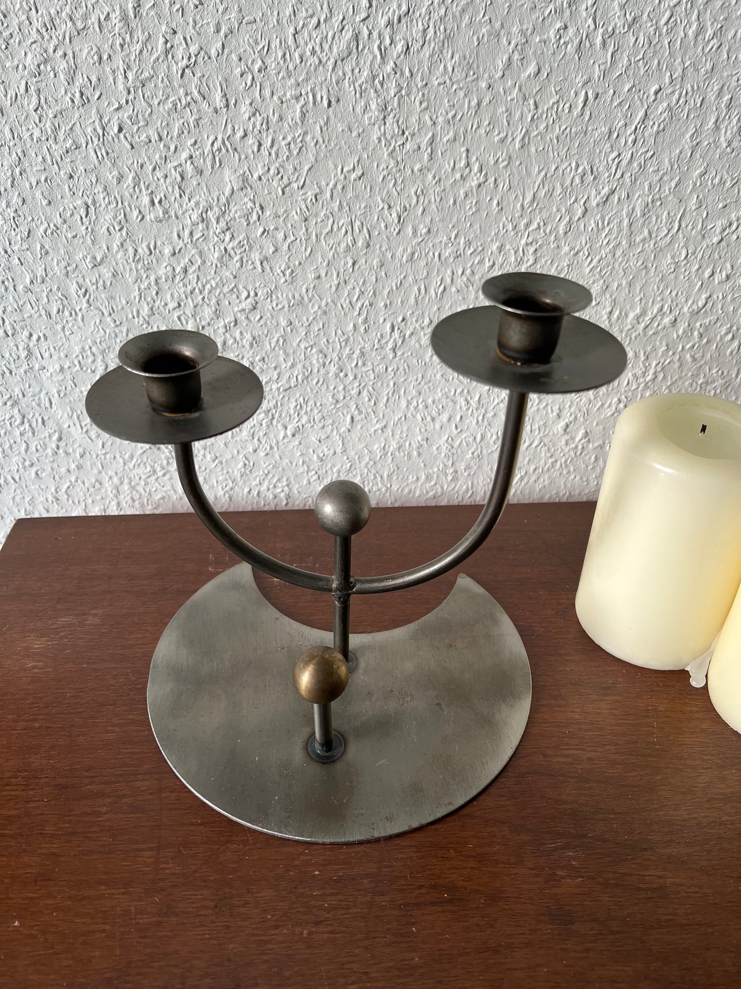 2-Armiger Kerzenständer Memphis Milano Halter Mond Kugeln Metall Messing Schwarz Grau 80er Vintage MCM Postmodern