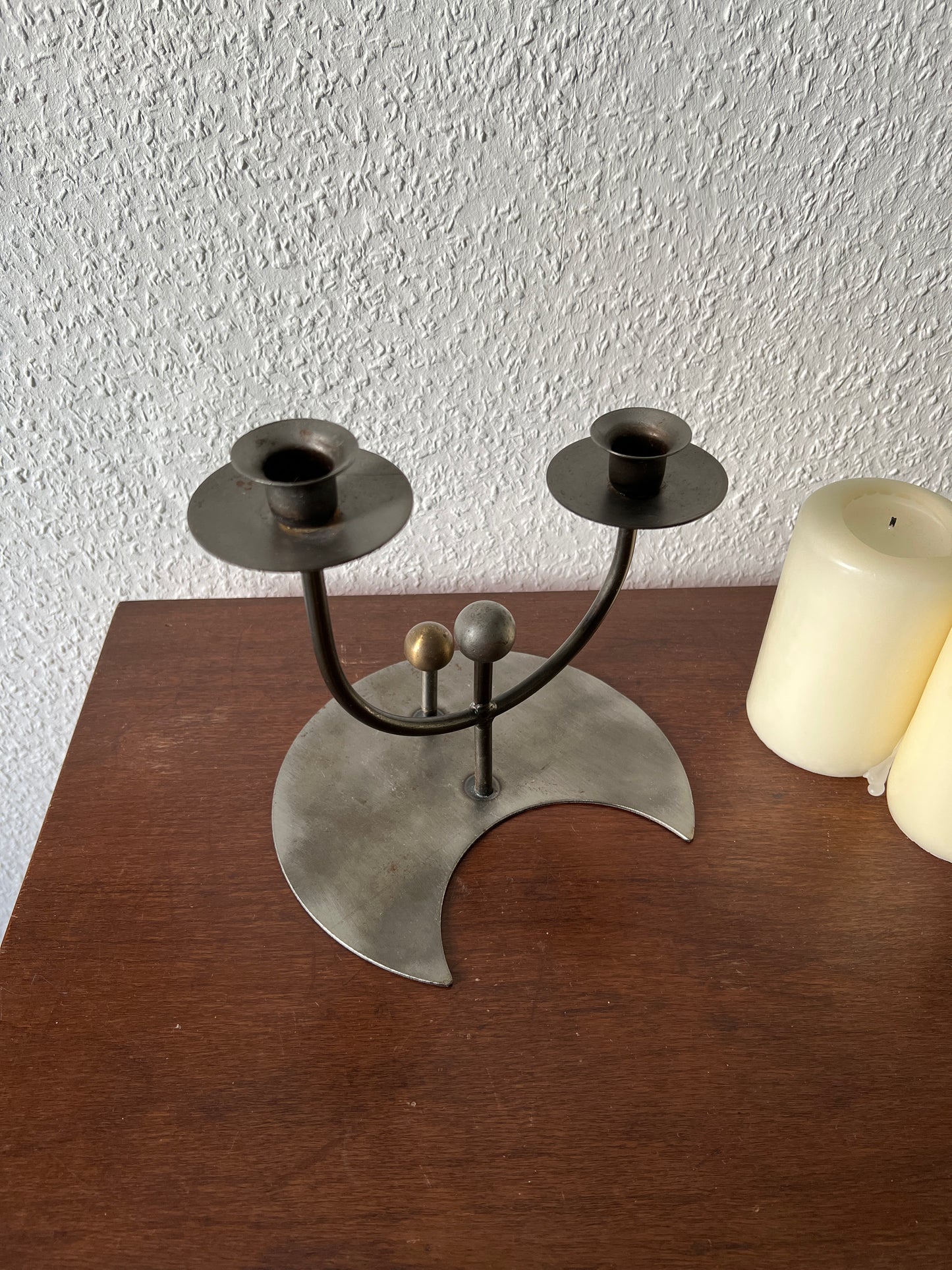 2-Armiger Kerzenständer Memphis Milano Halter Mond Kugeln Metall Messing Schwarz Grau 80er Vintage MCM Postmodern
