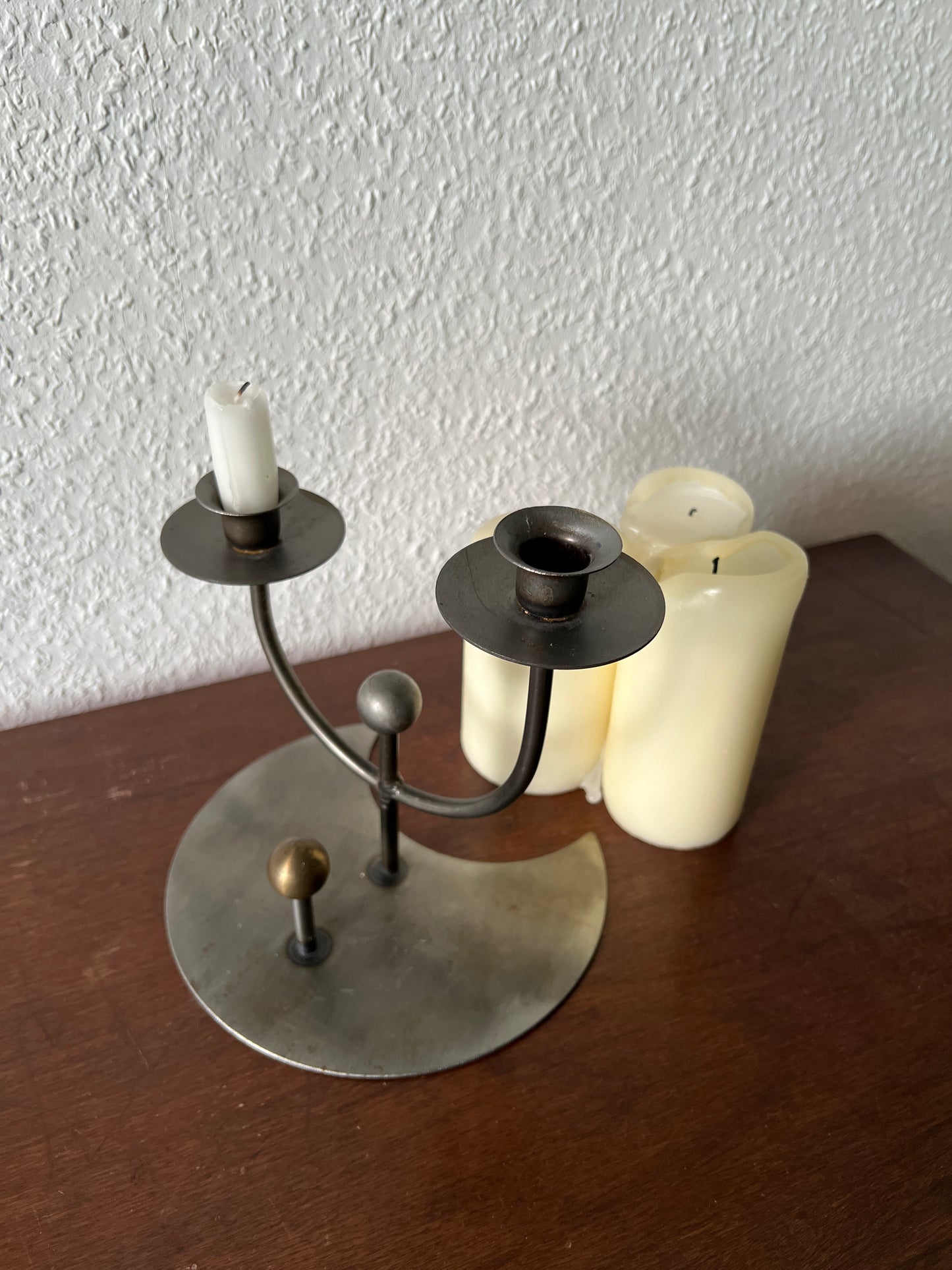 2-Armiger Kerzenständer Memphis Milano Halter Mond Kugeln Metall Messing Schwarz Grau 80er Vintage MCM Postmodern