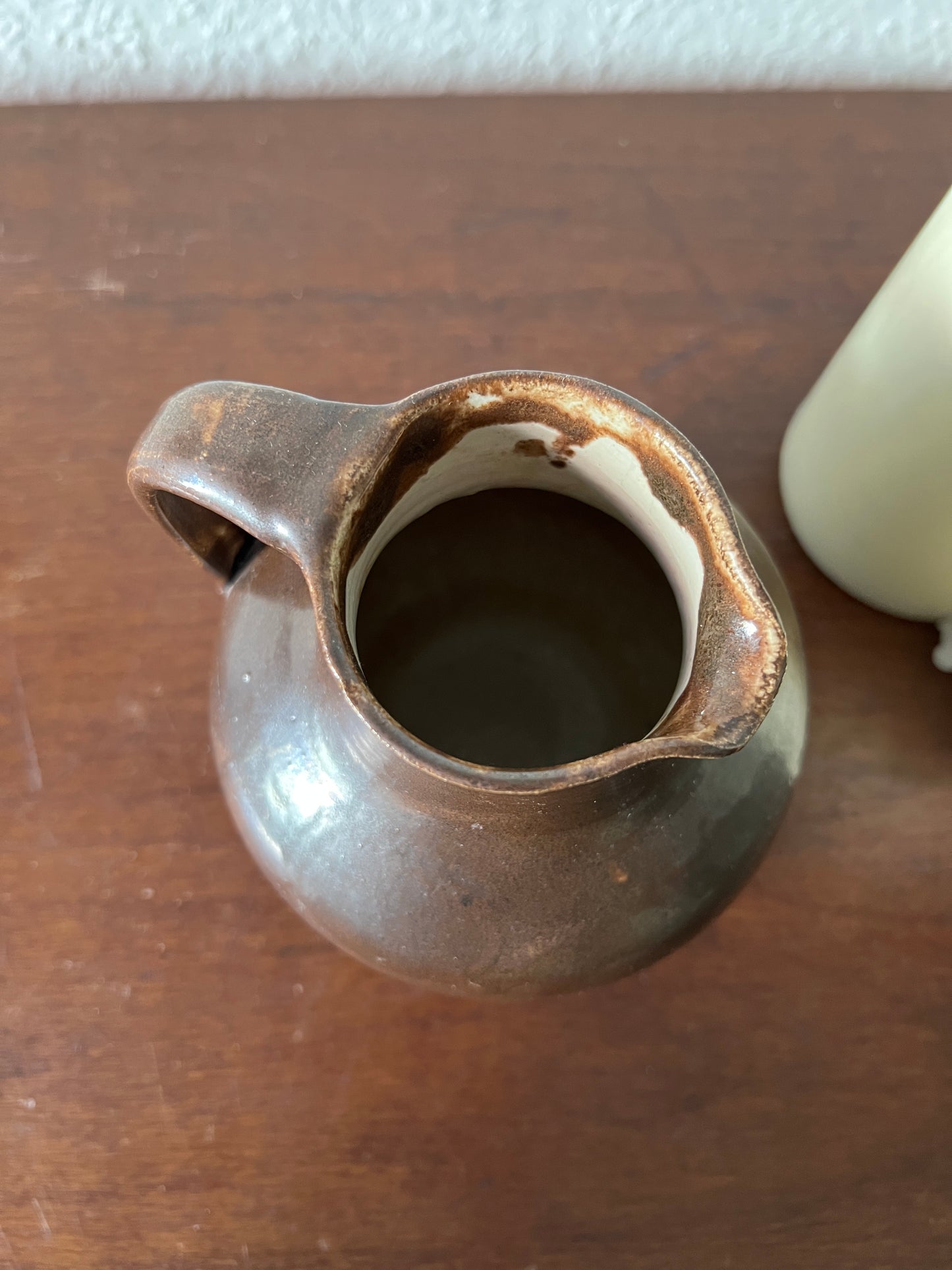 Mittelgroßer Handmade Krug Vase Braun Glasiert Weiß Vintage Henkel Keramik Steingut