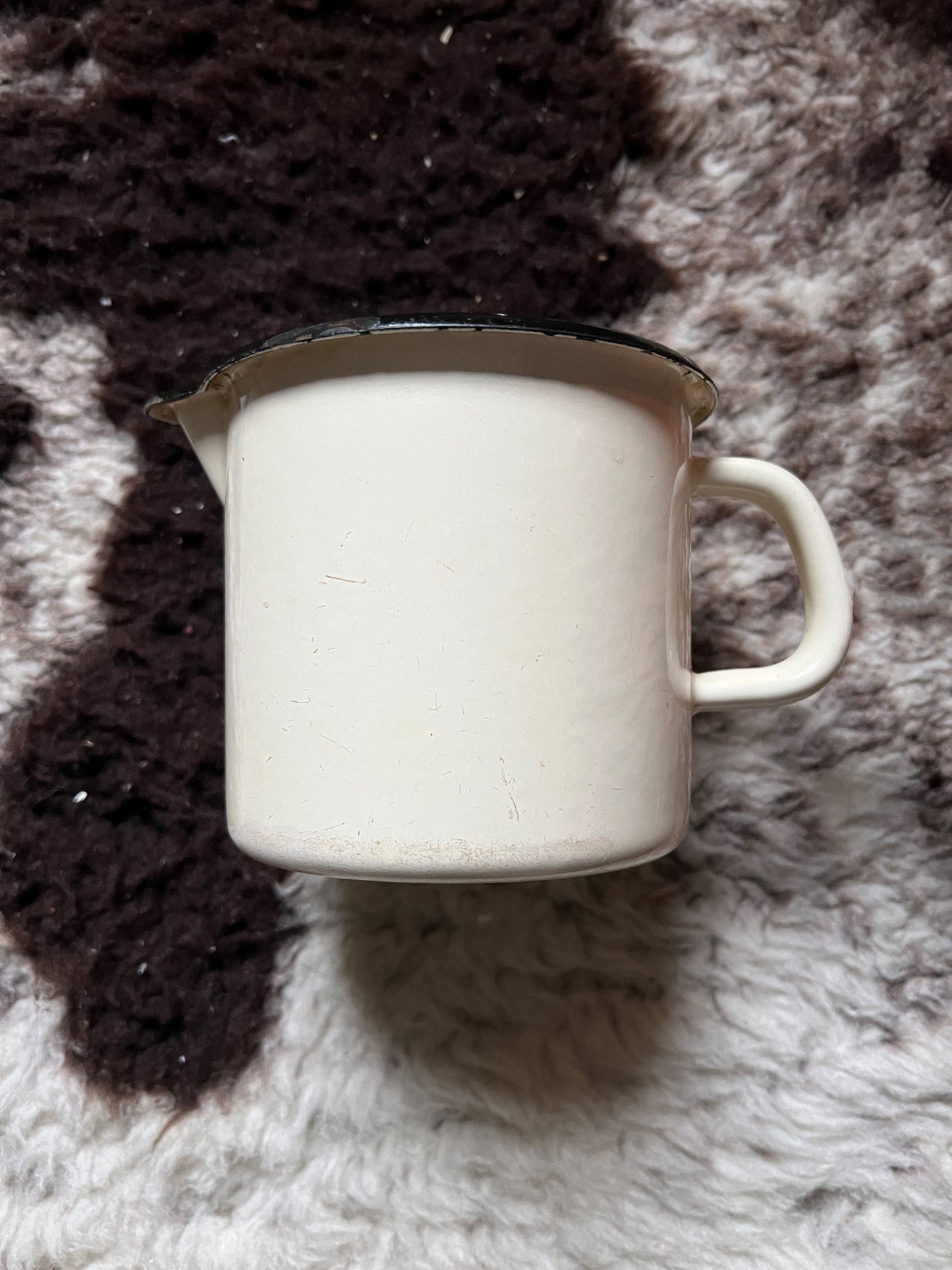 Emaille Becher Eierschalenfarben Vintage