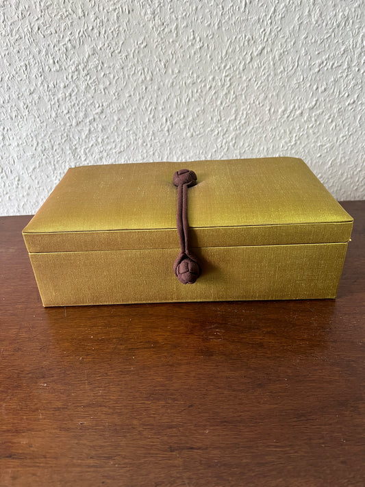 Vintage Goldgrüne/Senfgelbe Schmuckschatulle Thai-Seide Handmade Thailand Braune Kordel