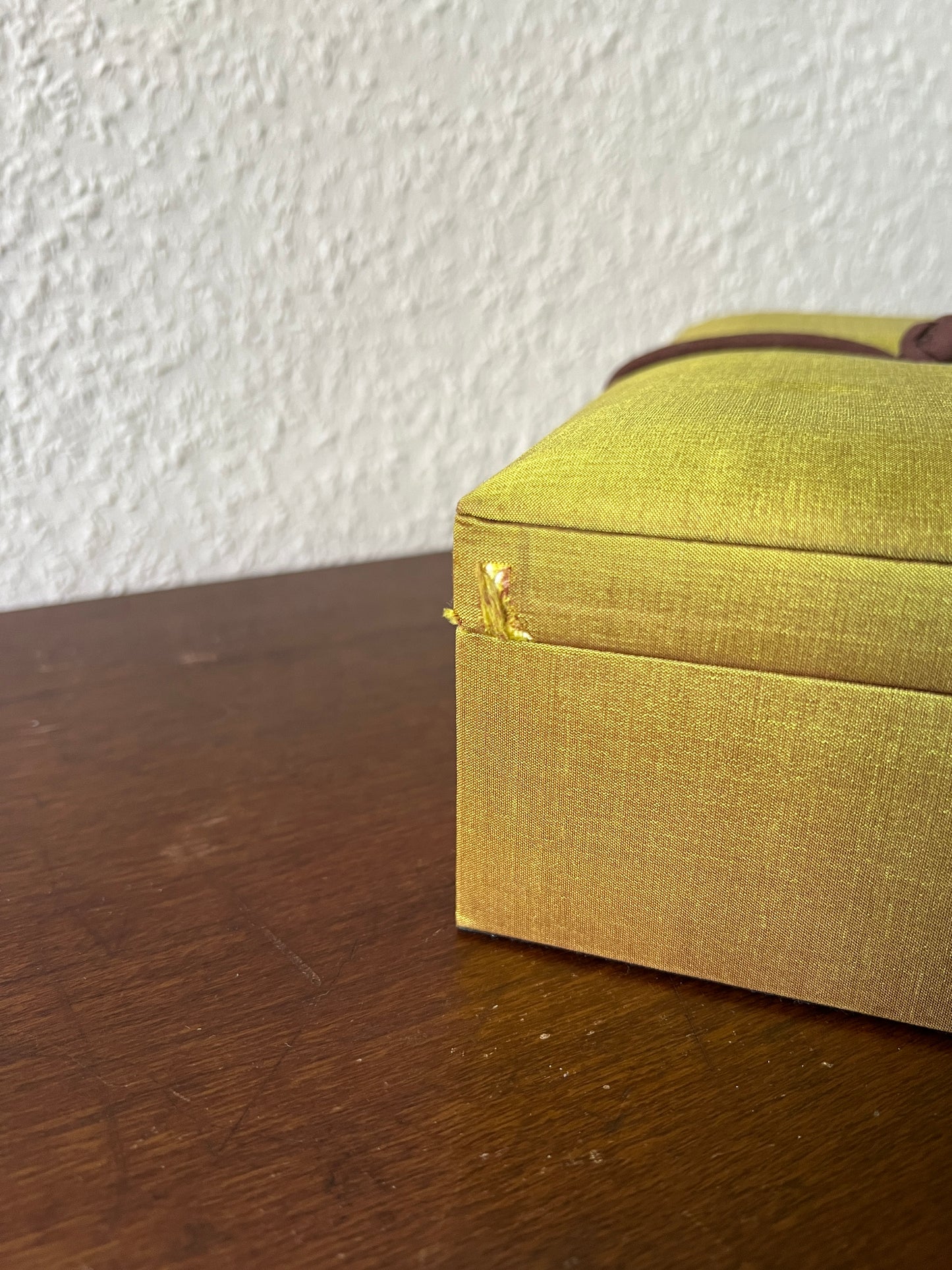 Vintage Goldgrüne/Senfgelbe Schmuckschatulle Thai-Seide Handmade Thailand Braune Kordel