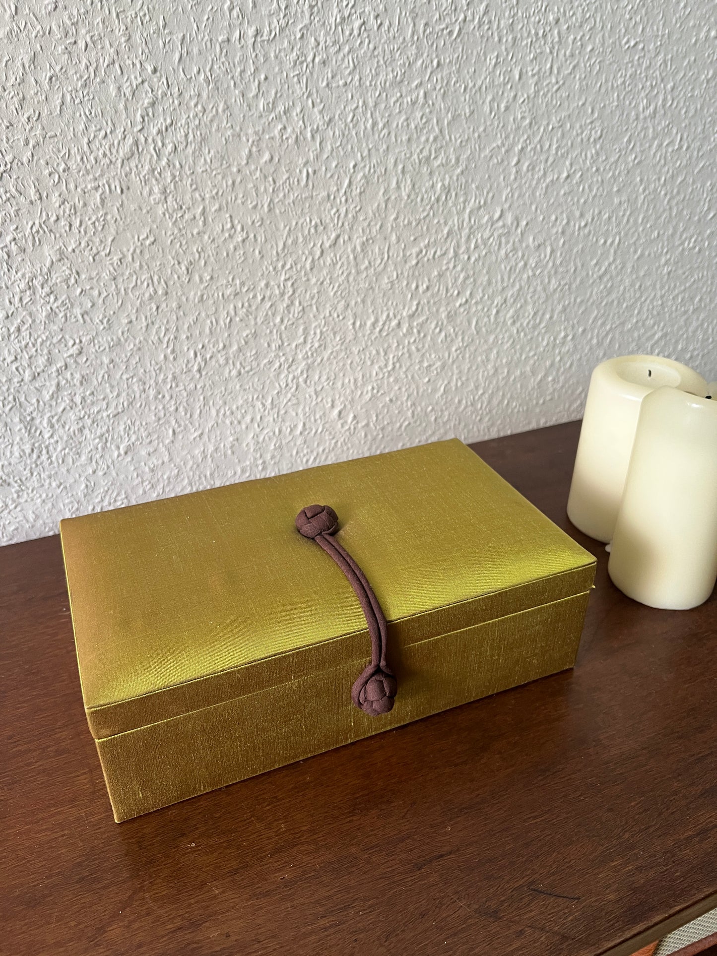 Vintage Goldgrüne/Senfgelbe Schmuckschatulle Thai-Seide Handmade Thailand Braune Kordel
