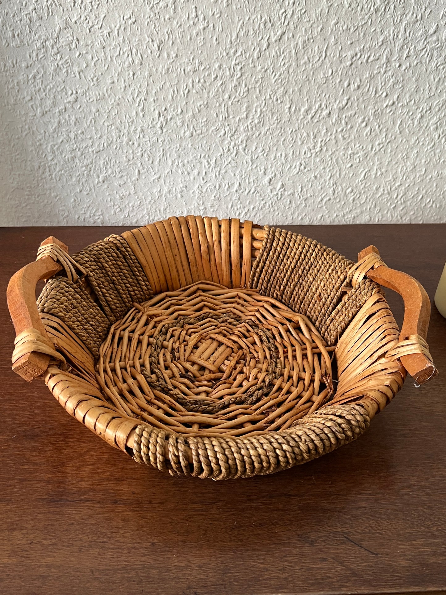 Rustikal geflochtene Korbschale Rund braun Holzgriffe Vintage Tablett Boho Midcenturymodern