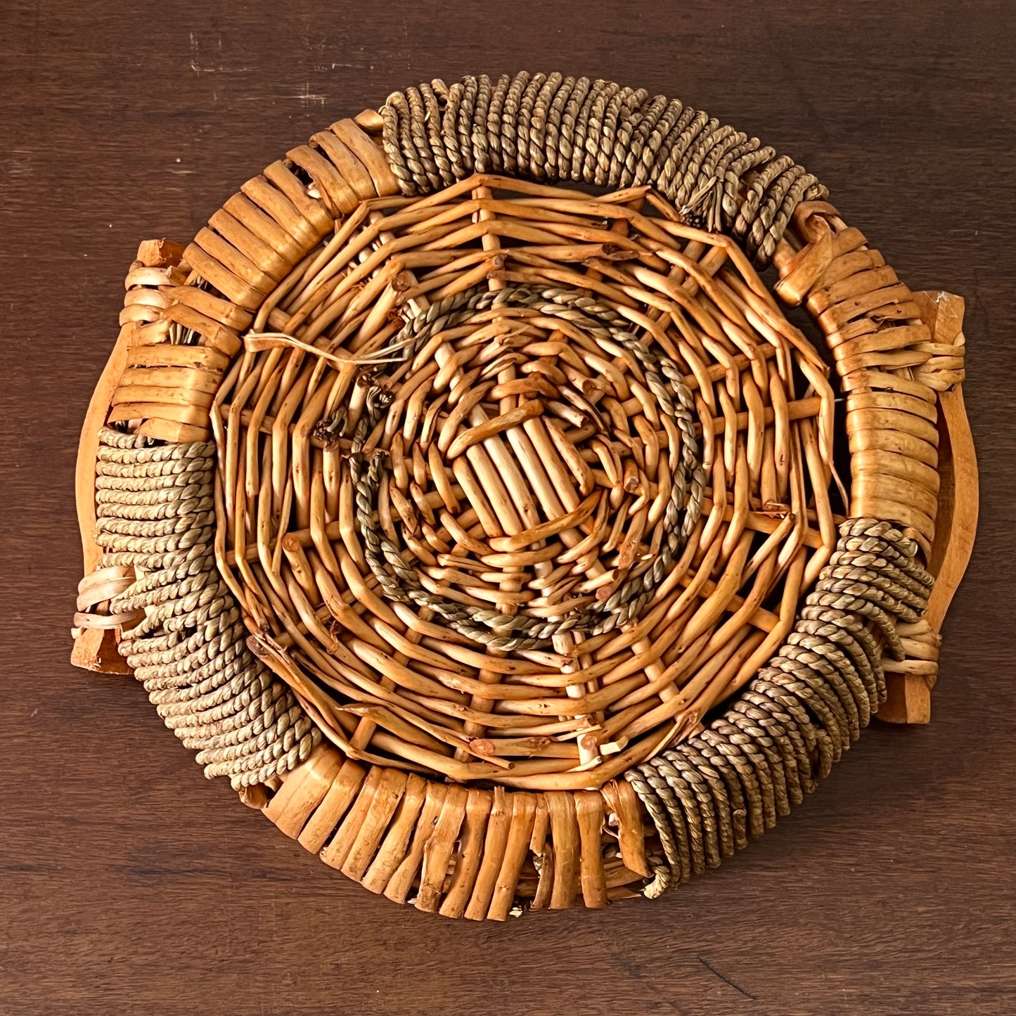 Rustikal geflochtene Korbschale Rund braun Holzgriffe Vintage Tablett Boho Midcenturymodern