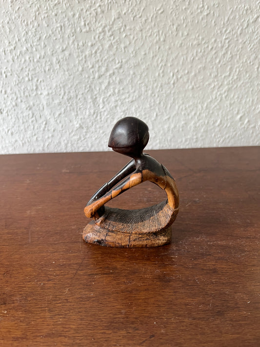 Handgeschnitzte Holzfigur Abstrakte Vintage Skulptur in kniender Position