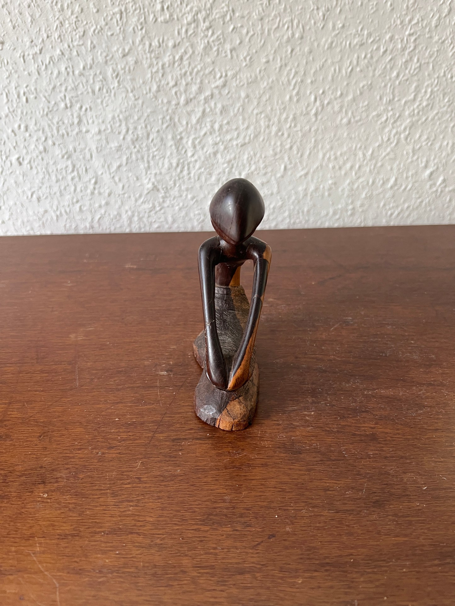 Handgeschnitzte Holzfigur Abstrakte Vintage Skulptur in kniender Position