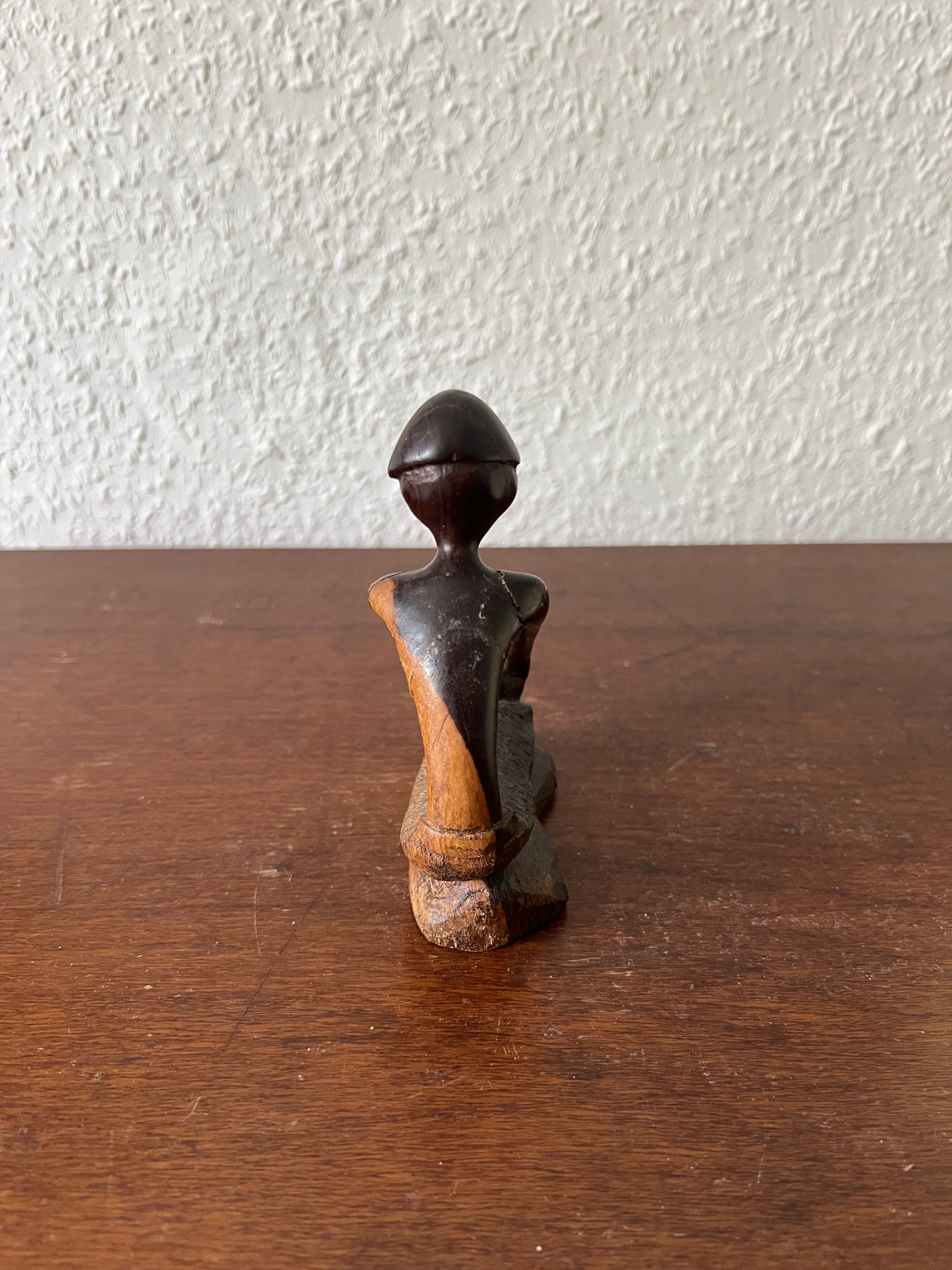 Handgeschnitzte Holzfigur Abstrakte Vintage Skulptur in kniender Position