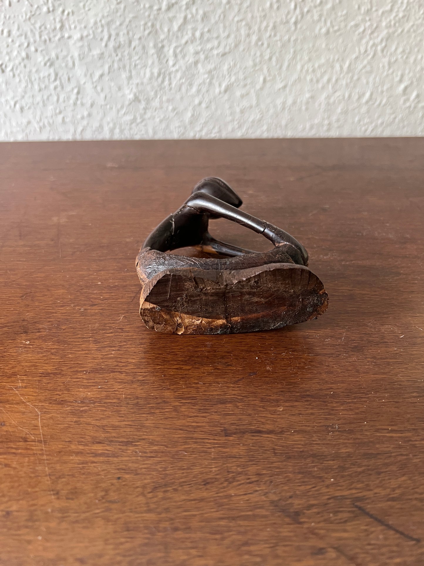 Handgeschnitzte Holzfigur Abstrakte Vintage Skulptur in kniender Position