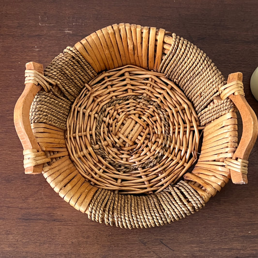 Rustikal geflochtene Korbschale Rund braun Holzgriffe Vintage Tablett Boho Midcenturymodern