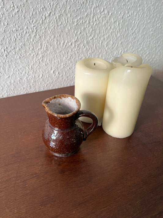 Kleiner Handmade Krug Vase Braun Glasiert Weiß Vintage Henkel Keramik Steingut
