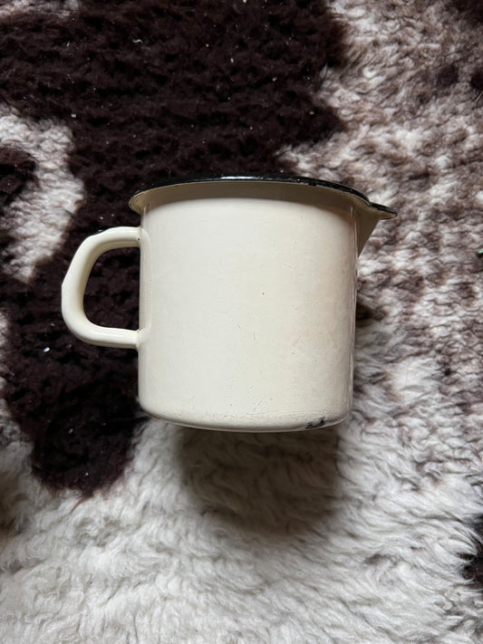 Emaille Becher Eierschalenfarben Vintage