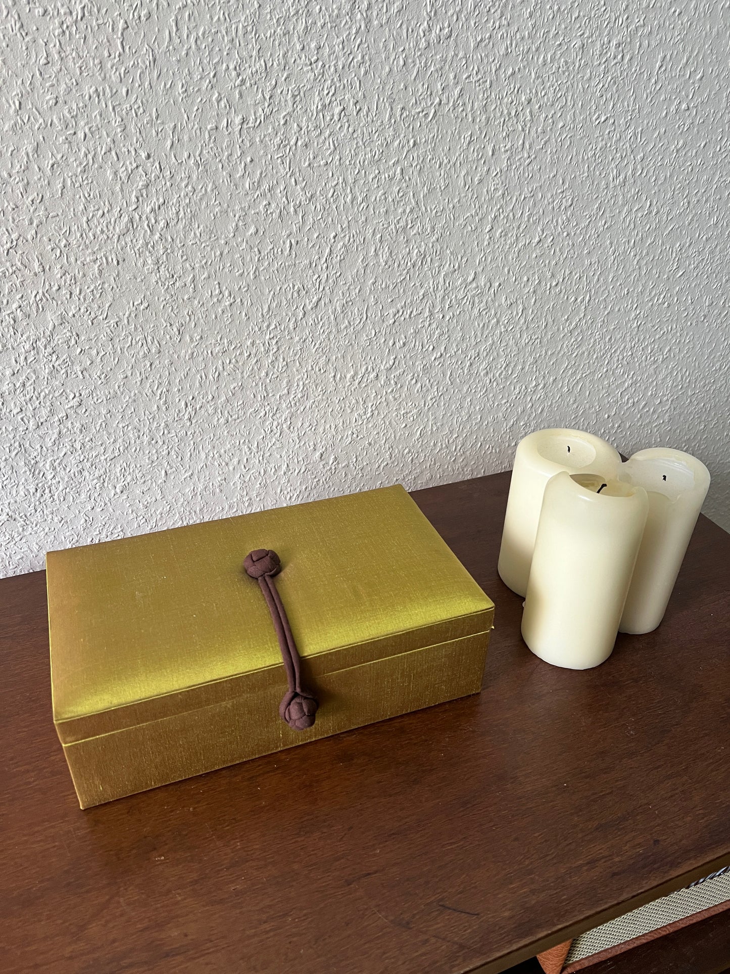 Vintage Goldgrüne/Senfgelbe Schmuckschatulle Thai-Seide Handmade Thailand Braune Kordel