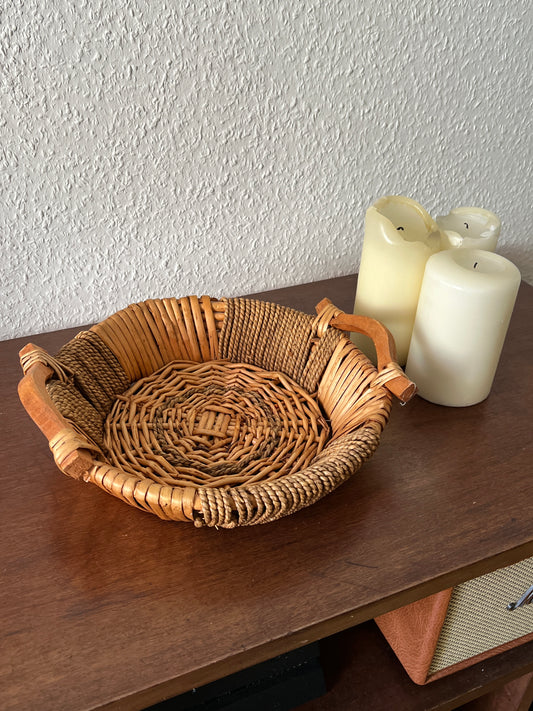 Rustikal geflochtene Korbschale Rund braun Holzgriffe Vintage Tablett Boho Midcenturymodern