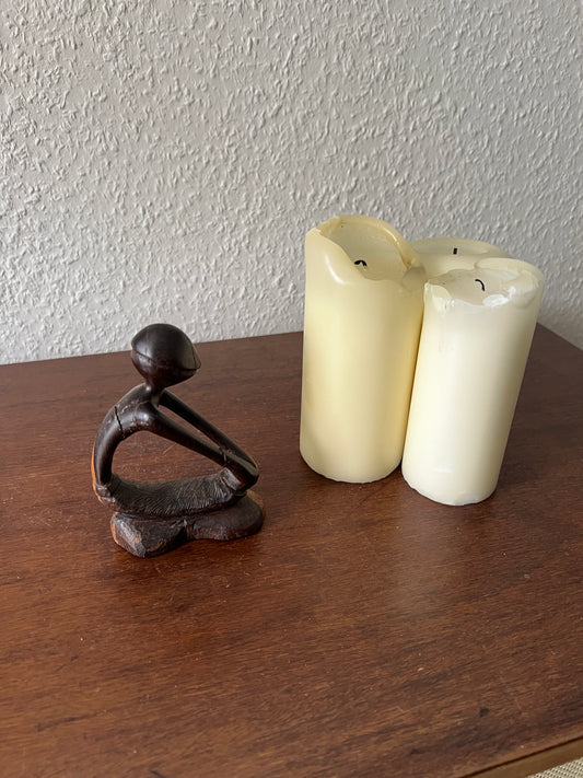 Handgeschnitzte Holzfigur Abstrakte Vintage Skulptur in kniender Position